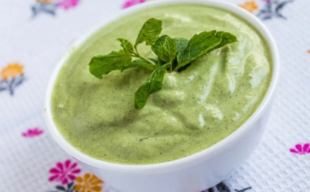 Mint Chutney (Pudina Chutney)